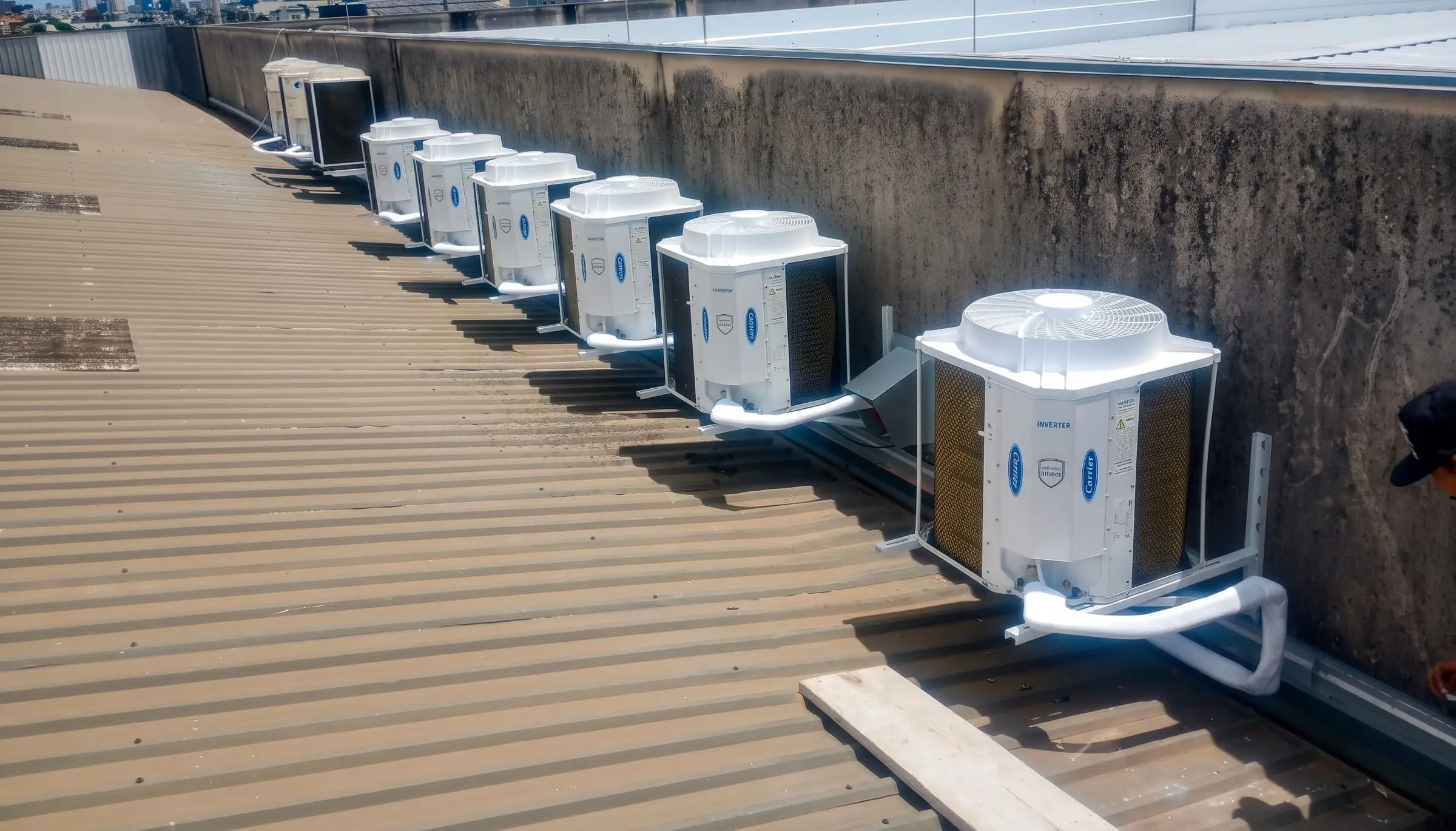 Técnico da Refrizer fazendo manutenção em ar-condicionado